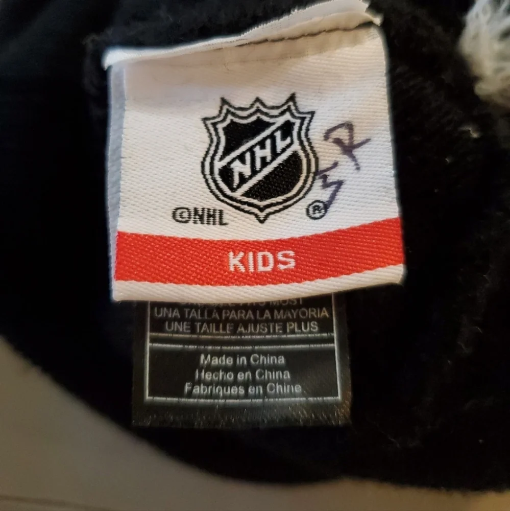 NHL Golden Knights Youth Black Jacquard Cuffed Knit Hat with Pom‎